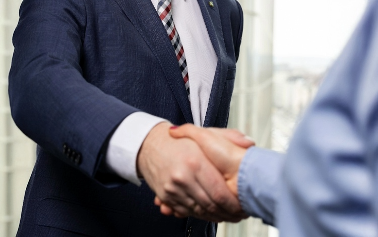 Handshake representing BIOGEST’s co-investment business model for biomethane plant development